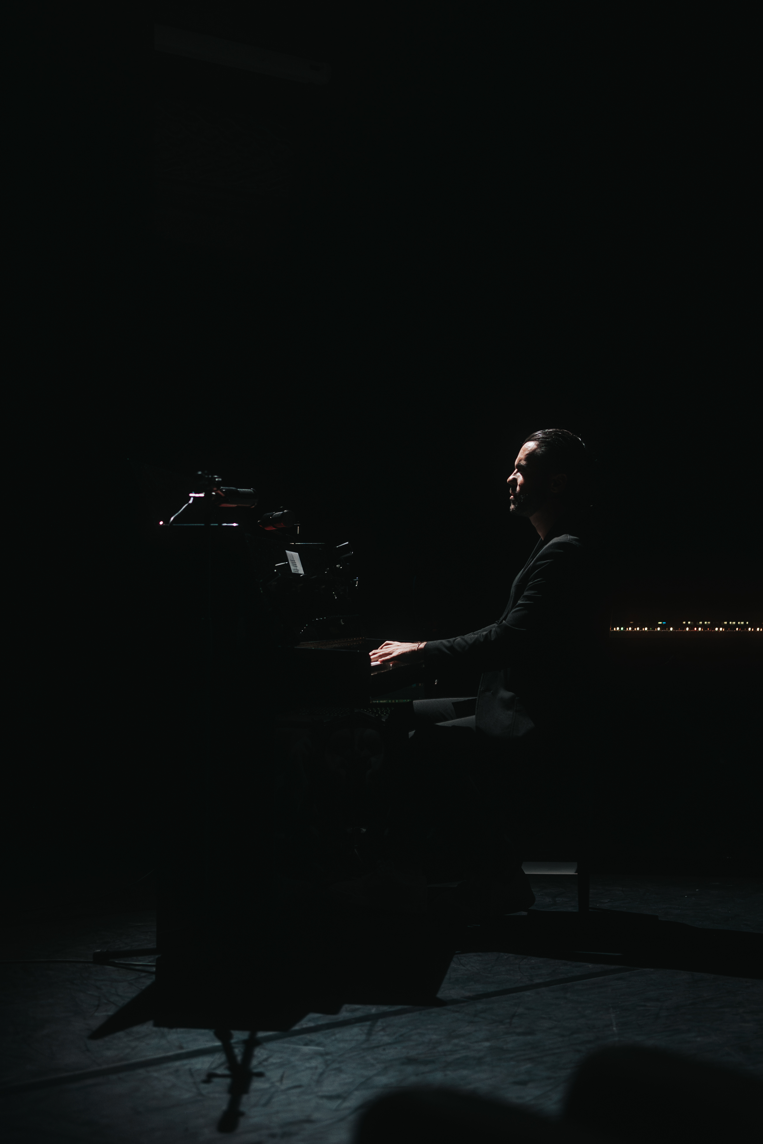 Alyve au piano